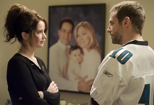 Tiffany (Jennifer Lawrence) and Pat (Bradley Cooper) express their mutual affection with insolent looks.
