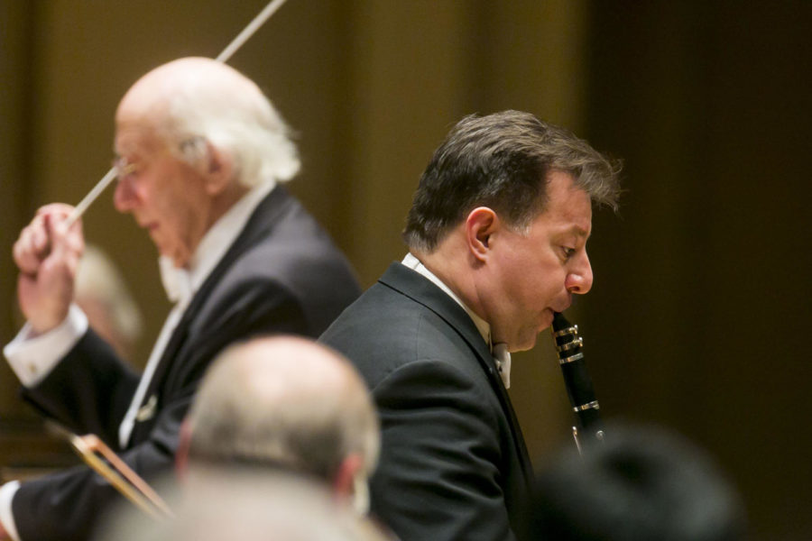 CSO Principal Clarinetist Stephen Williamson comes to the fore with Mozart’s Clarinet Concerto, led by substitute conductor Gennady Rozhdestvensky (in back).