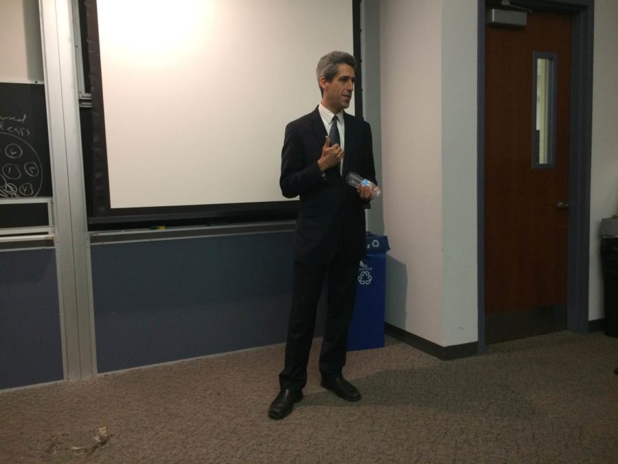 State Senator Daniel Biss address University of Chicago students.