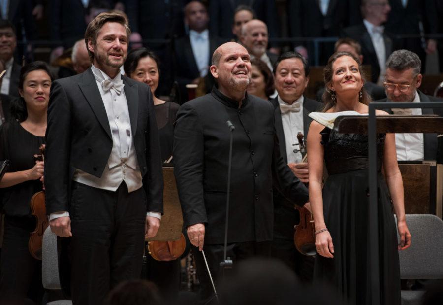 Soloist Michael Nagy, conductor Jaap van Zweden, soprano soloist Christiane Karg in front of the Chicago Symphony Orchestra.