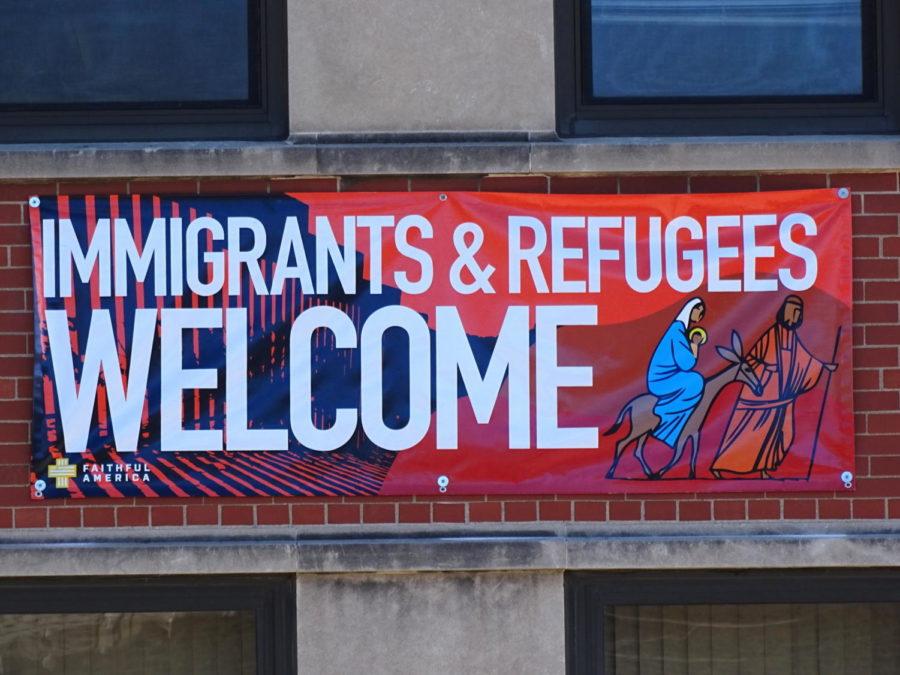 A+banner+welcoming+immigrants+and+refugees+seen+in+Chicagos+Pilsen+neighborhood.+Undocumented+people+would+be+eligible+for+Mayor+Rahm+Emanuels+new+CityKey+ID+Card%2C+which+is+intended+to+make+city+services+more+easily+accessible.