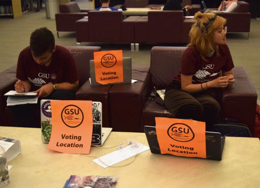 A Graduate Students United polling location in the Regenstein Library, where graduate students helped members cast their vote on whether or not to strike.