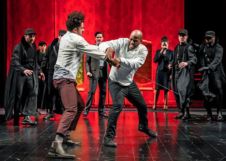 Hamlet+%28Maurice+Jones%29+and+Laertes+%28Paul+Deo%2C+Jr.%29+duke+it+out+in+the+climactic+finale+of+Chicago+Shakespeare+Theaters+production+of+HAMLET%2C+directed+by+Barbara+Gaines.