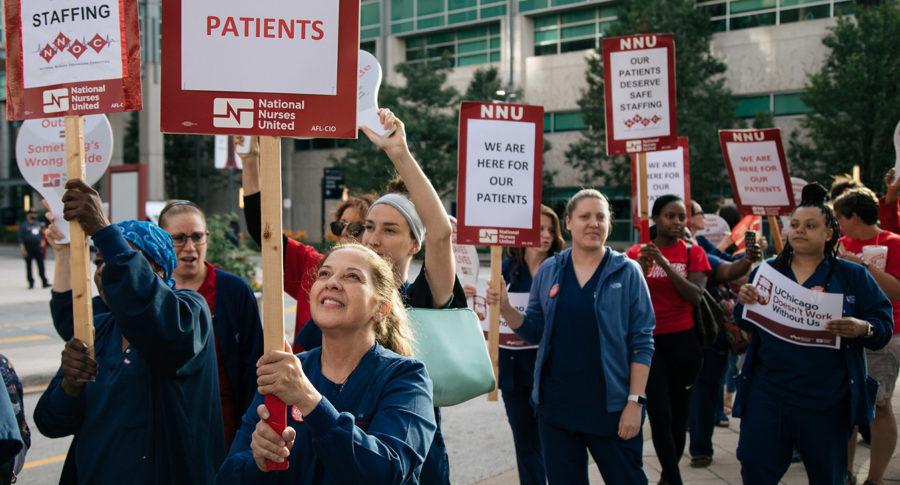 Nurses at University of Chicago Medical Center picket.