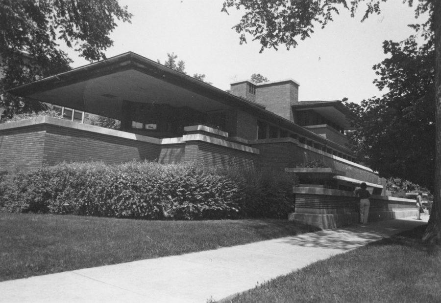 Visitors admire the Robie House, located at 5757 South Woodlawn Ave., in this photo from the Maroon archives circa 1970.