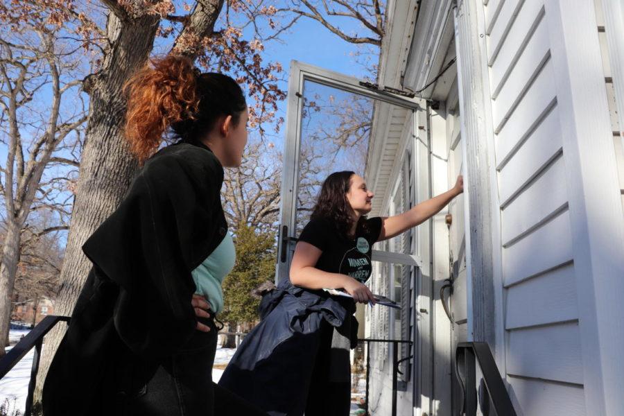 UChicago for Warren organizers Celia Hoffman and Sofia Cabrera canvass a house in Des Moines.