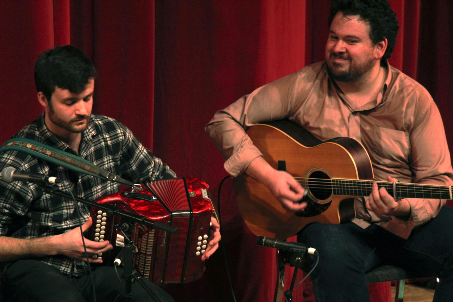 Dan Gurney (left) and Sean Earnest (right) perform with their Irish band, The Yanks, on Saturday night. 