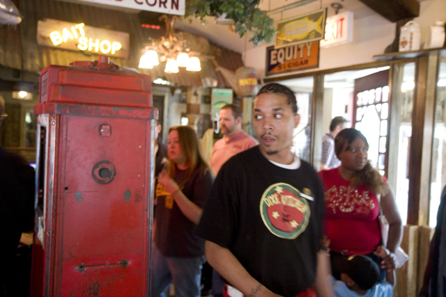 More and more diners flock to Dixie Kitchen upon hearing of the restaurant's closure, keeping waiters busy in the small space.