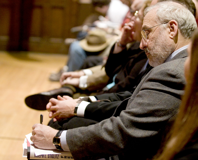 Nobel Prize winner Joseph Stiglitz prepares some notes before his presentation on his newly released book, Freefall.