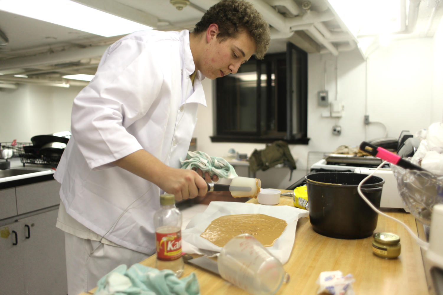 First-year Robert Lipman prepares caramel dust for his Valentines Day, dessert-only dinner served in the Reg. 