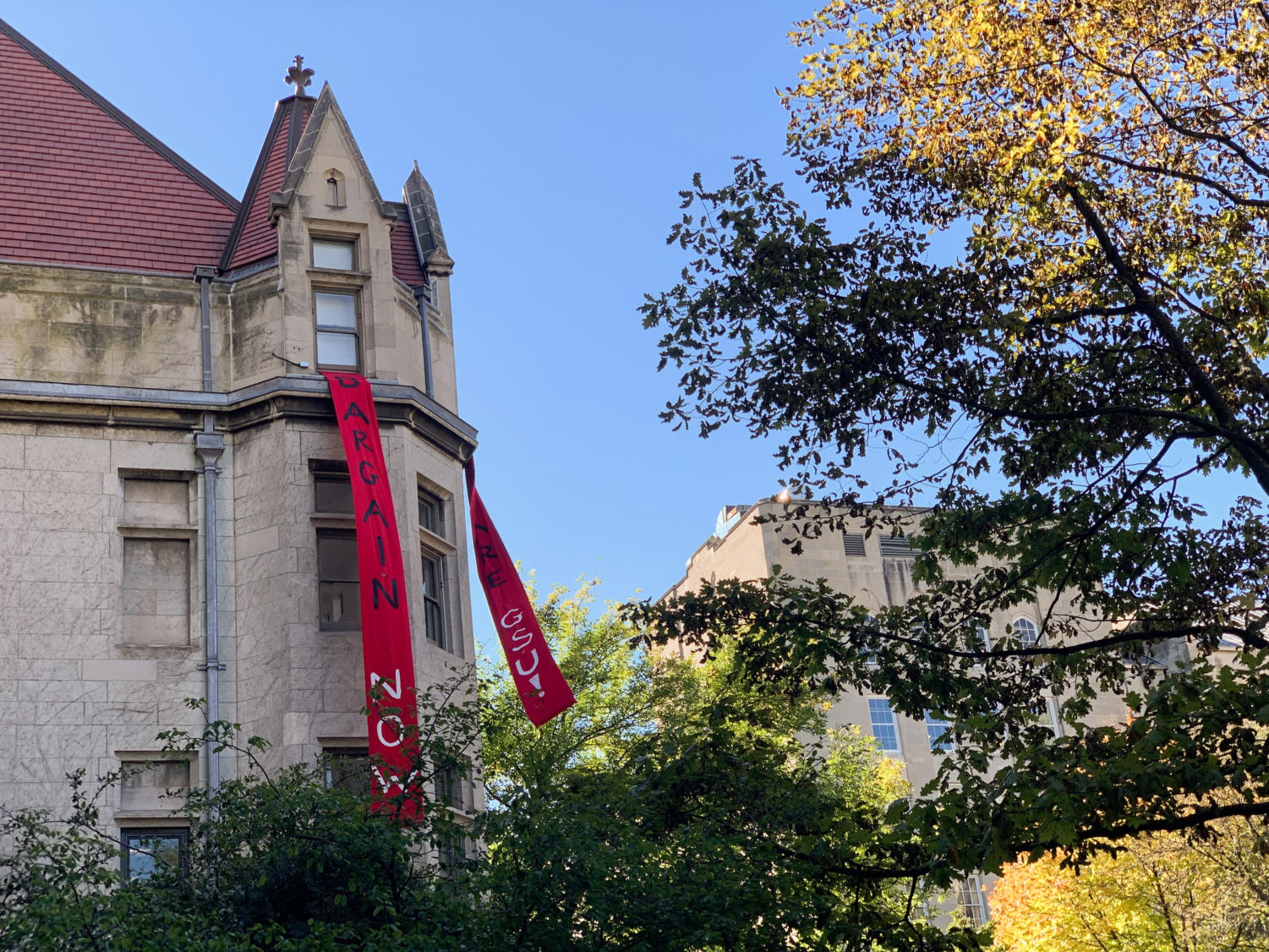 Students affiliated with Graduate Students United unfurled a banner on Cobb Hall calling for UChicago to bargain.