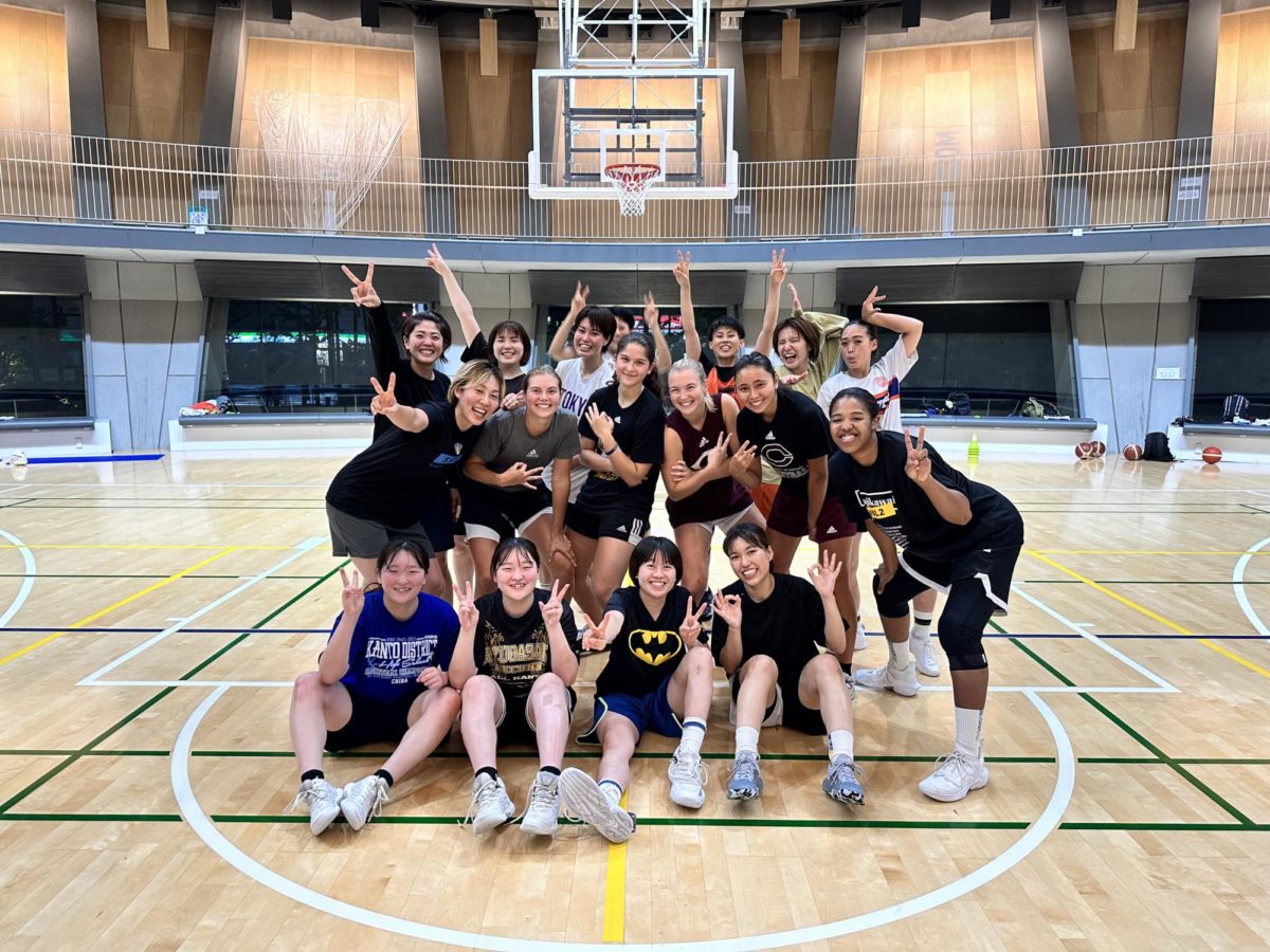 Bella+Alfaro+and+other+members+of+the+womens+basketball+team+in+Japan.
