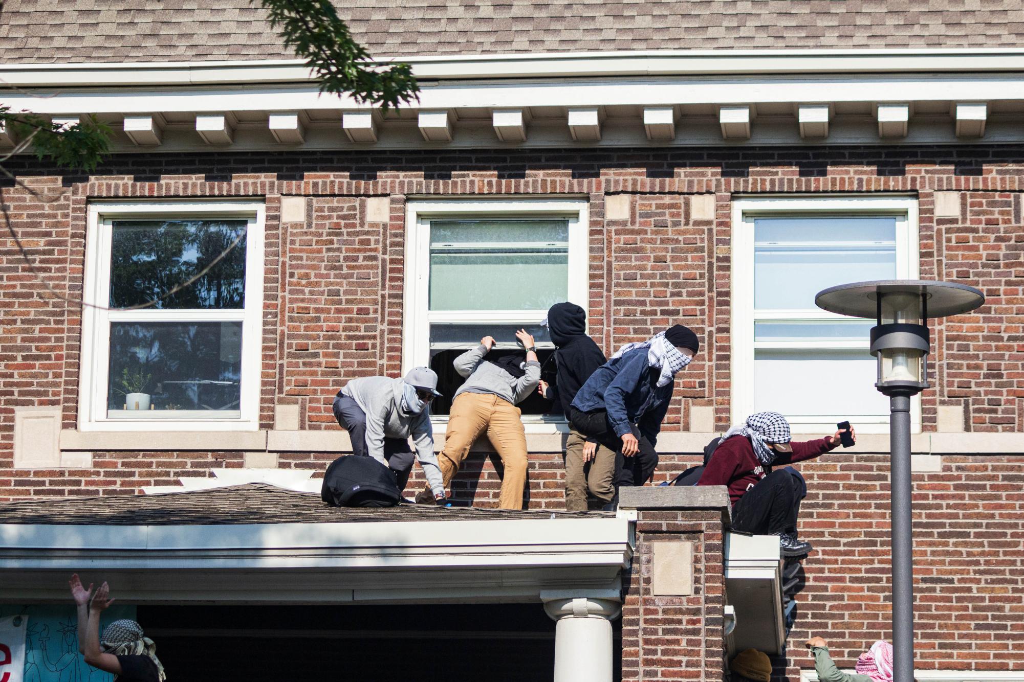 Protesters supporting Palestine briefly occupy Institute of Politics – Chicago Maroon