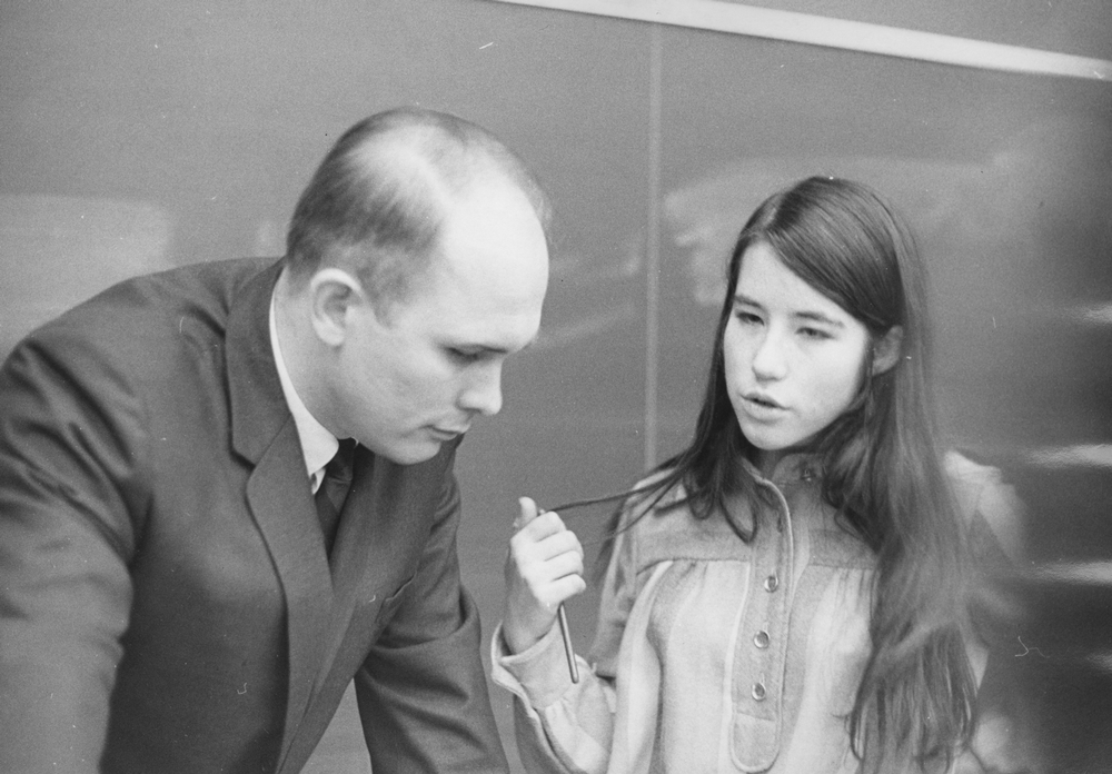 In 1969, a Maroon reporter asks Dallin Oaks, then a UChicago law professor, for comment on the proceedings of a disciplinary committee he chaired. Courtesy of the University of Chicago Photographic Archive.