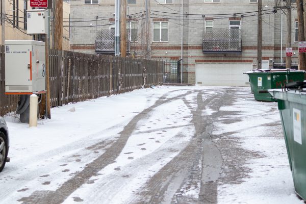 El callejón entre el Community Programs Accelerator del UChicago y un edificio de apartamentos cerca de E. 53rd Street y S. Maryland Avenue.