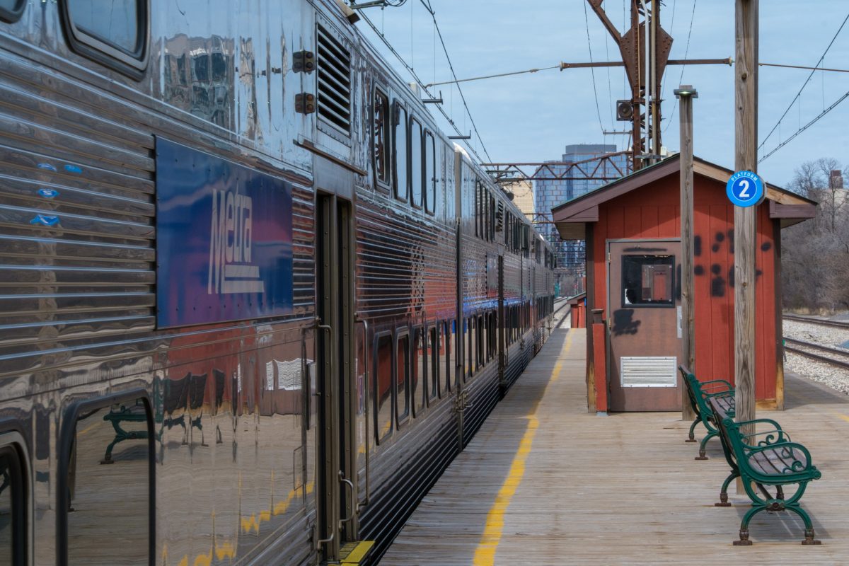 A Metra Electric train at the 59th Street/University of Chicago station.