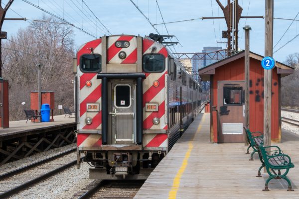 A Metra Electric train at the 59th Street/University of Chicago station.