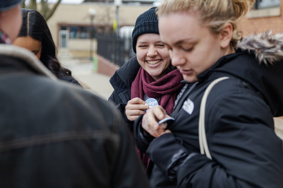 Six UChicago students joined Knapp, a 27-year-old data analyst, to canvass in Ravenswood as early voting got underway.