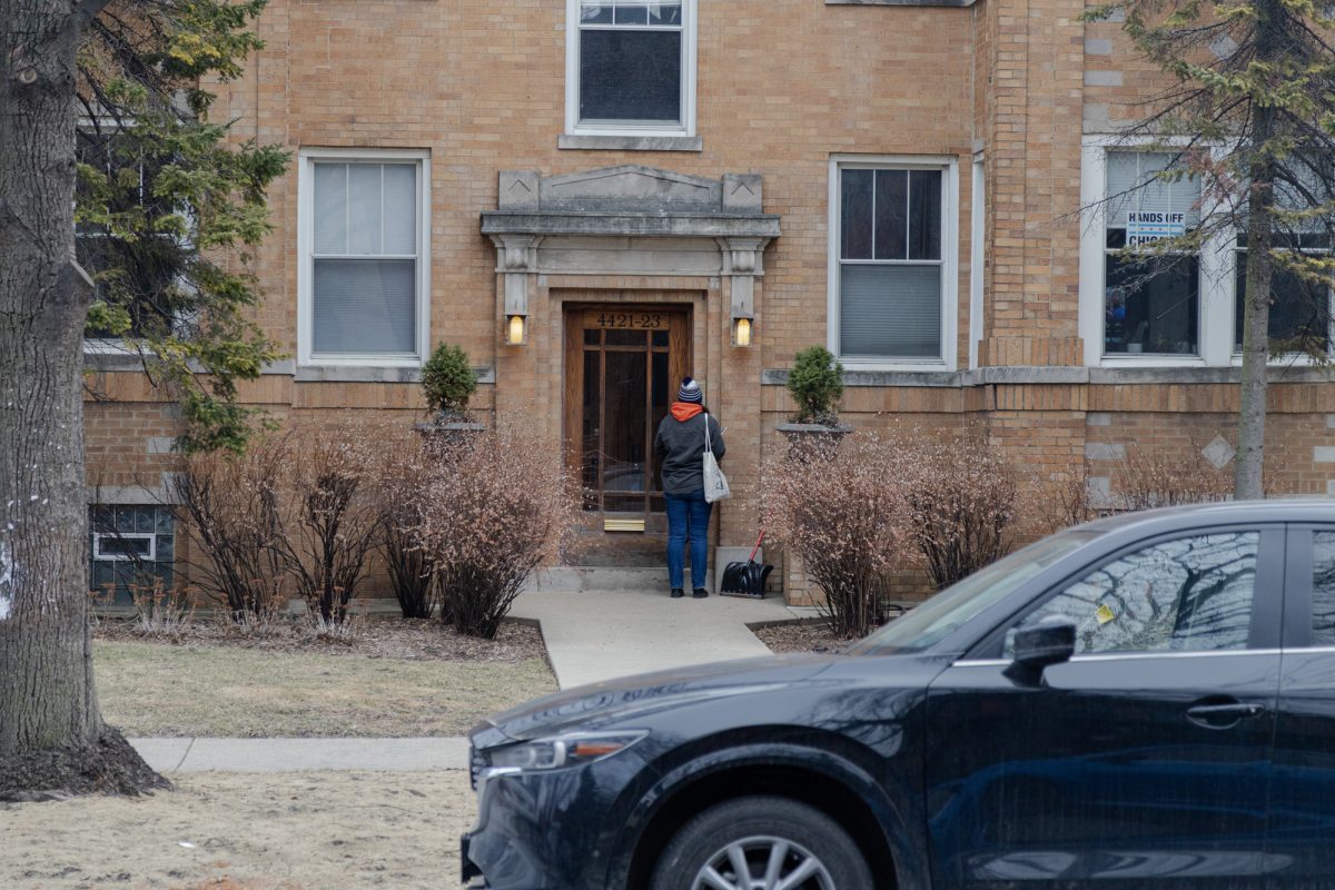Six UChicago students joined Knapp, a 27-year-old data analyst, to canvass in Ravenswood as early voting got underway.
